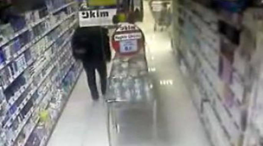 Diş macunu hırsızları g&uuml;venlik kamerasına yakalandı