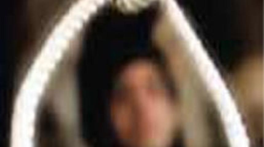 Kendini incir ağacına astı