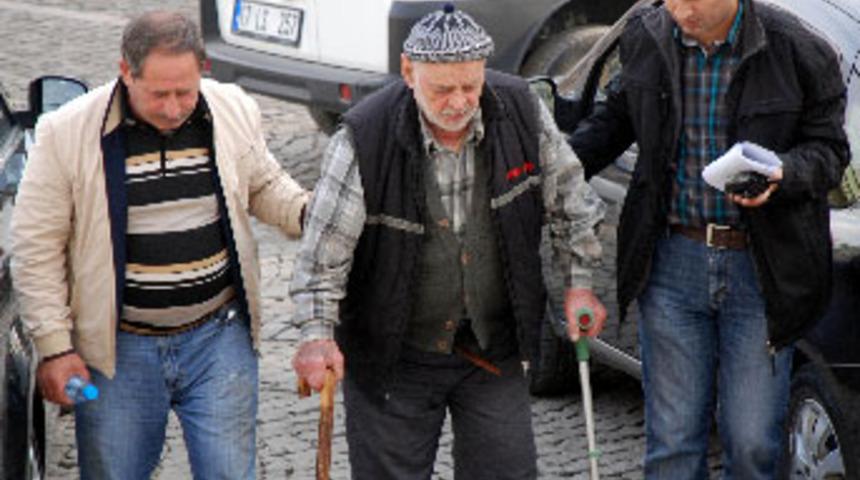 Yaşlı adam, yastıkla eşini boğdu