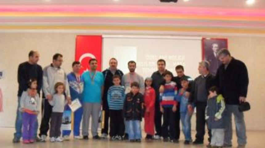 Merzifon &Ouml;zel Ahi Koleji, veliler arası masa tenisi turnuvası d&uuml;zenledi