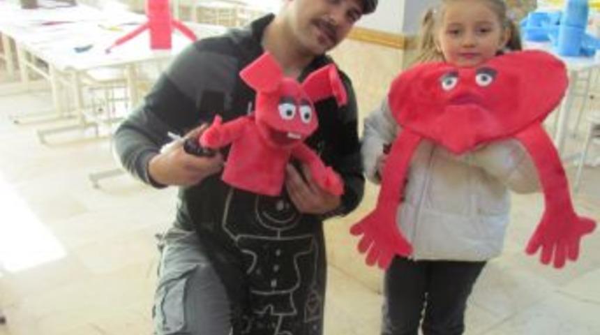 Minik &ouml;ğrenciler kendi kuklalarını yapmanın mutluluğunu yaşadı