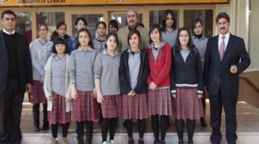 Yazar Ali Ural &ouml;ğrencilere: Her kitabı en az iki kere okuyun