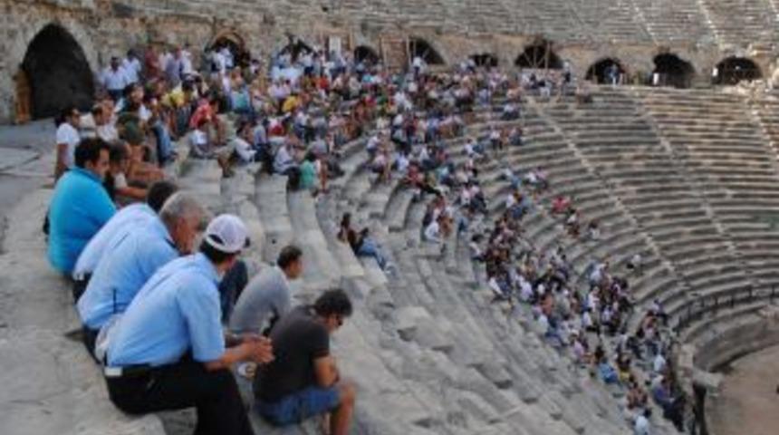 Side'de Roma döneminde olduğu gibi önemli kararlar antik tiyatroda alınıyor