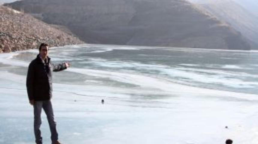 Erzincan Baraj Gölü soğuktan dondu