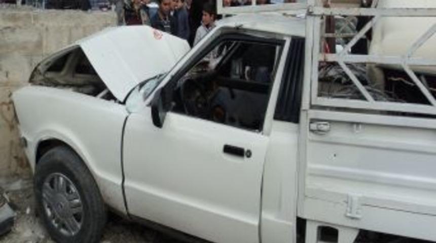 Freni patlayan kamyonet duvara &ccedil;arptı