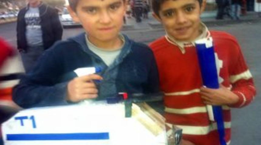 Diyarbakırlı &ccedil;ocuktan polise hediye