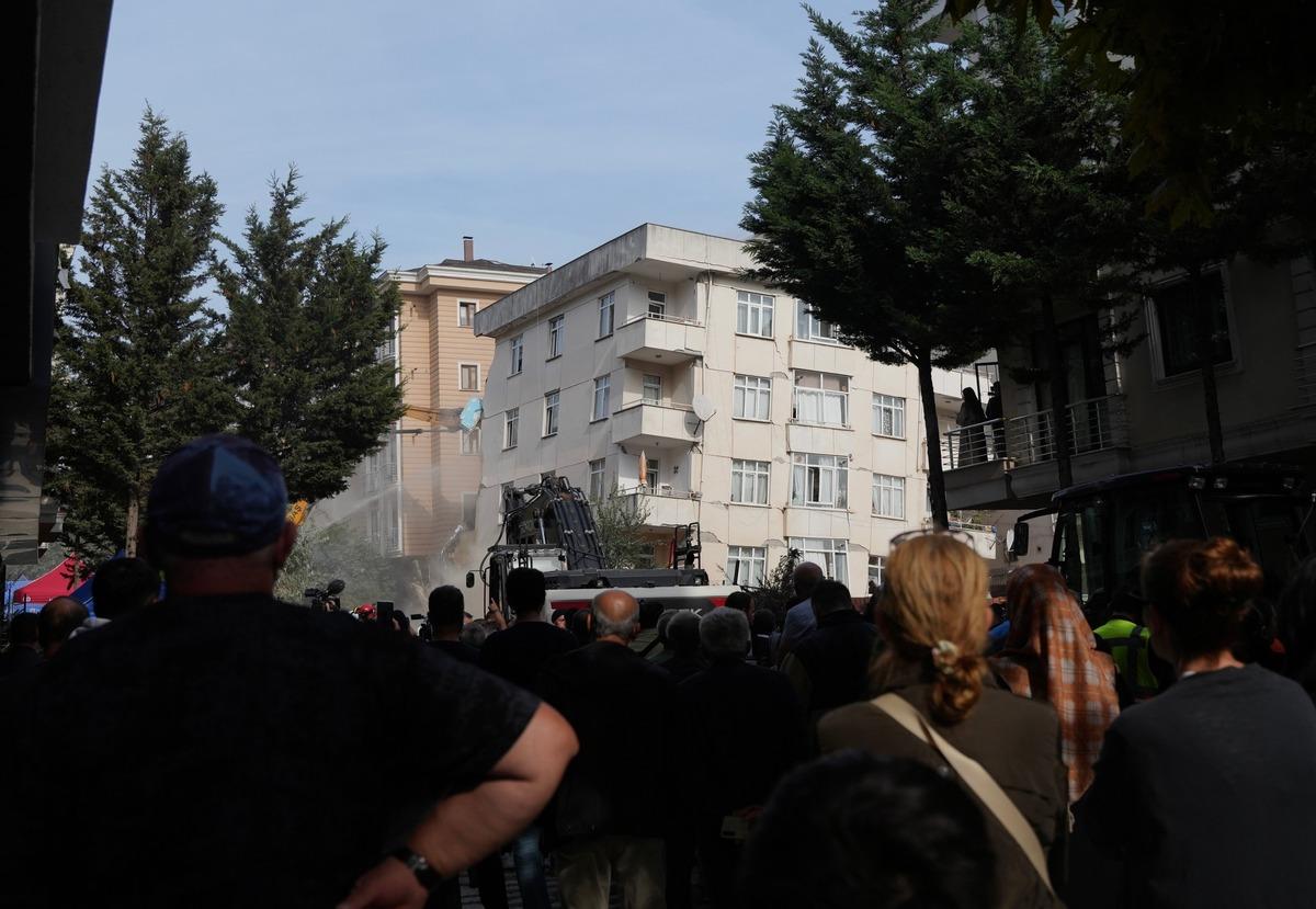 Maltepe de çöken binanın enkazında akılalmaz görüntü: Betondan deniz kabuğu çıktı! 1