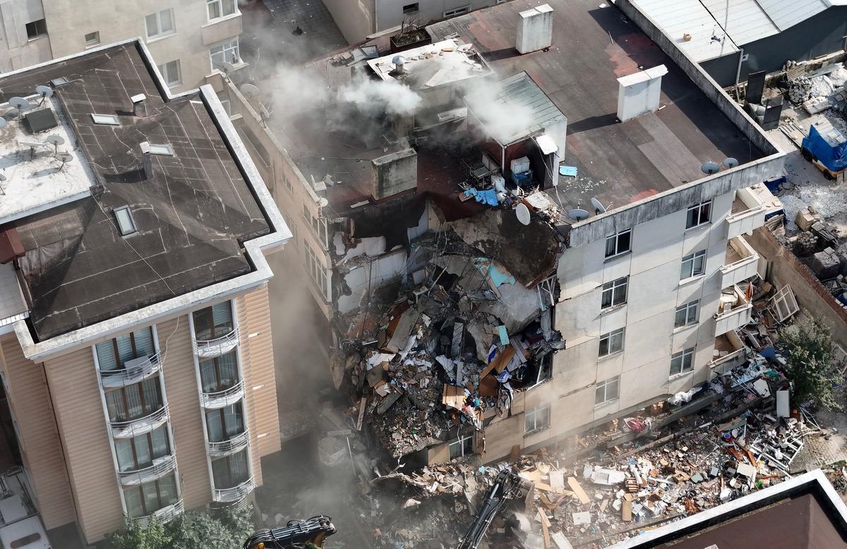 Maltepe de çöken binanın enkazında akılalmaz görüntü: Betondan deniz kabuğu çıktı! 2