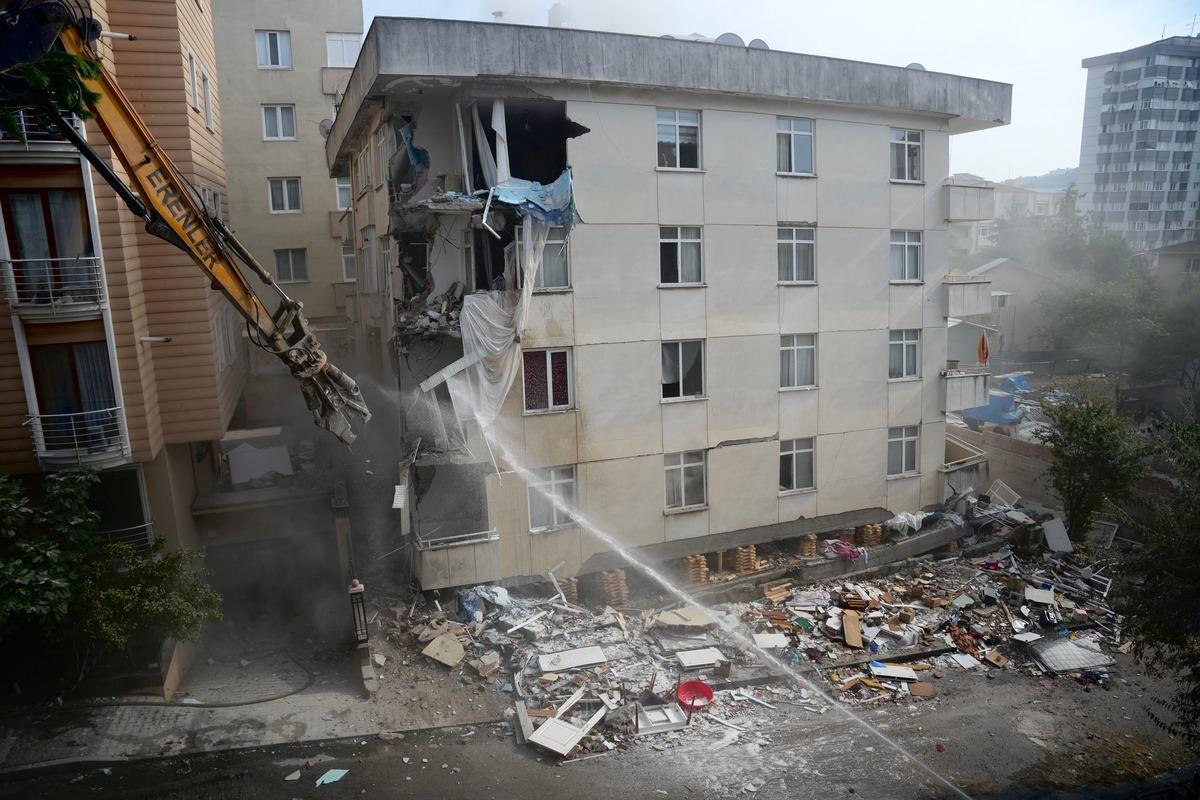 Maltepe de çöken binanın enkazında akılalmaz görüntü: Betondan deniz kabuğu çıktı! 3