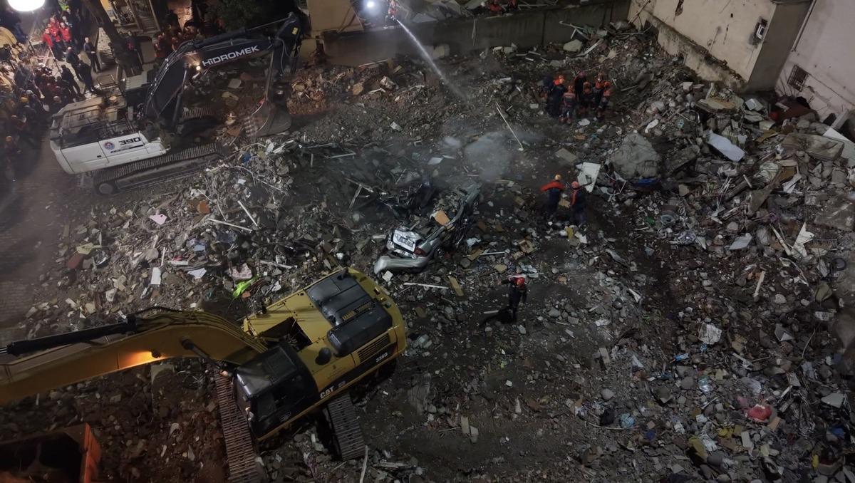 Maltepe de çöken binanın enkazında akılalmaz görüntü: Betondan deniz kabuğu çıktı! 4