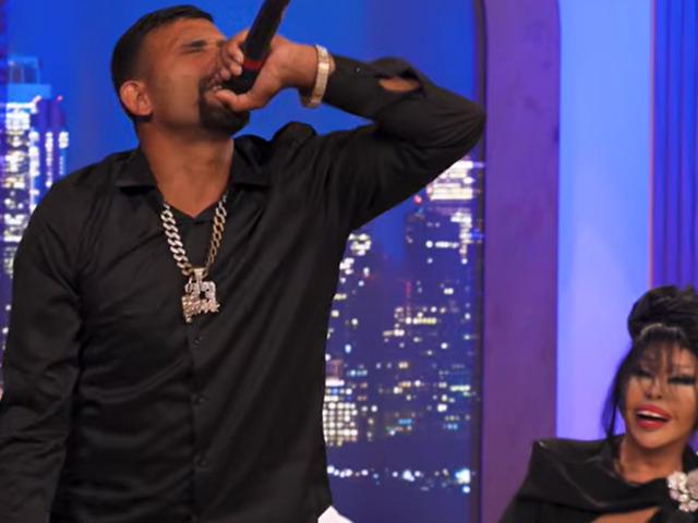 B&uuml;lent Ersoy Hayrettin ile Kaos Show'a konuk oldu! Kandıralı Ferdi şarkı s&ouml;yleyince kendini tutamadı 
