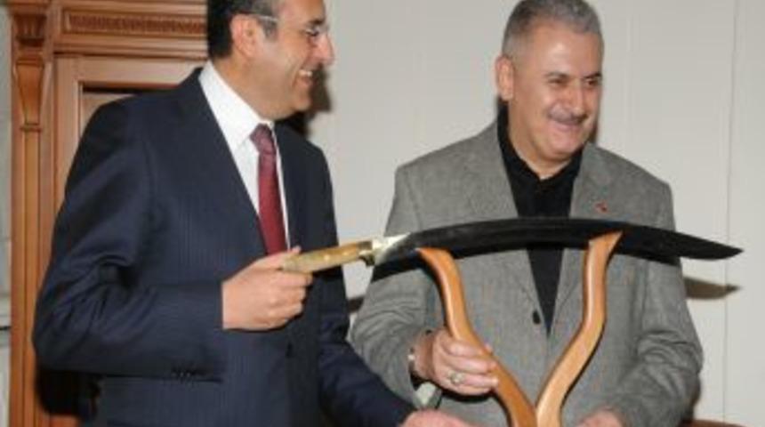 Bakan Yıldırım: 2012 yılında sıcak asfaltlamaya ağırlık verilecek