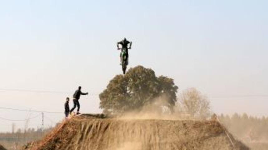 Bursa'daki motocross yarışması nefes kesti