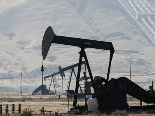 Brent petrol&uuml;n varili 102,90 dolardan işlem g&ouml;r&uuml;yor