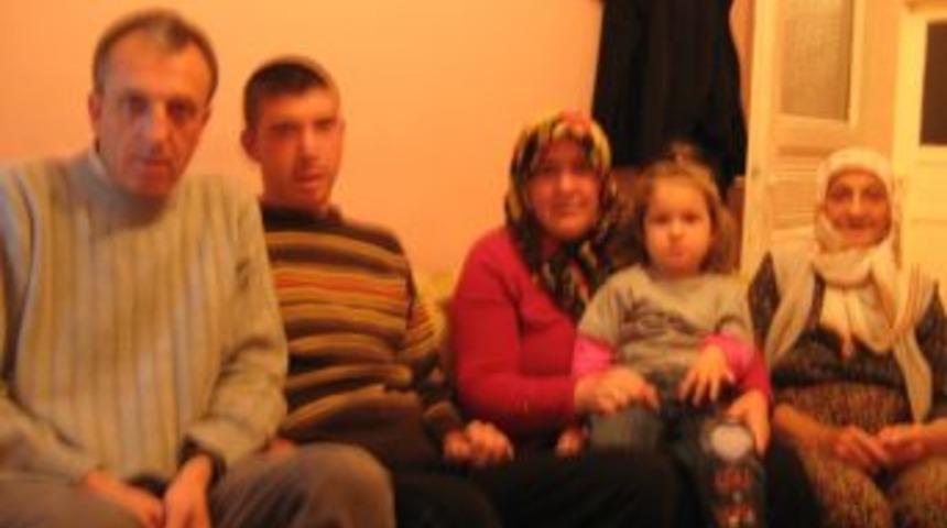 &Ouml;ğretmen, evlerinde ziyaret ettiği velilerle kitap okuyor