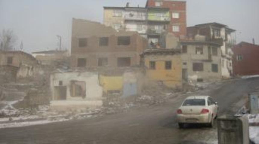 Erzurum'da belediye, dere yatağına yapılan evleri yıktı