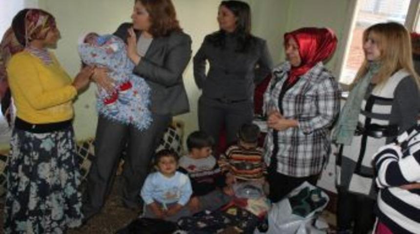 AK Parti'li kadınlar fakir ailelere destek oluyor