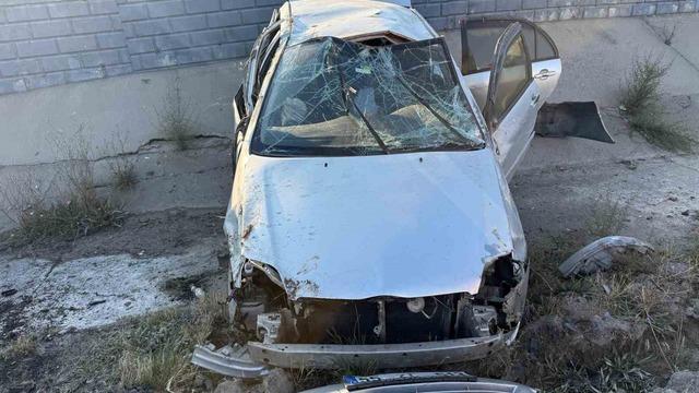 Yozgat’ta refüje çarpan otomobil devrildi, 3 kişi yaralandı