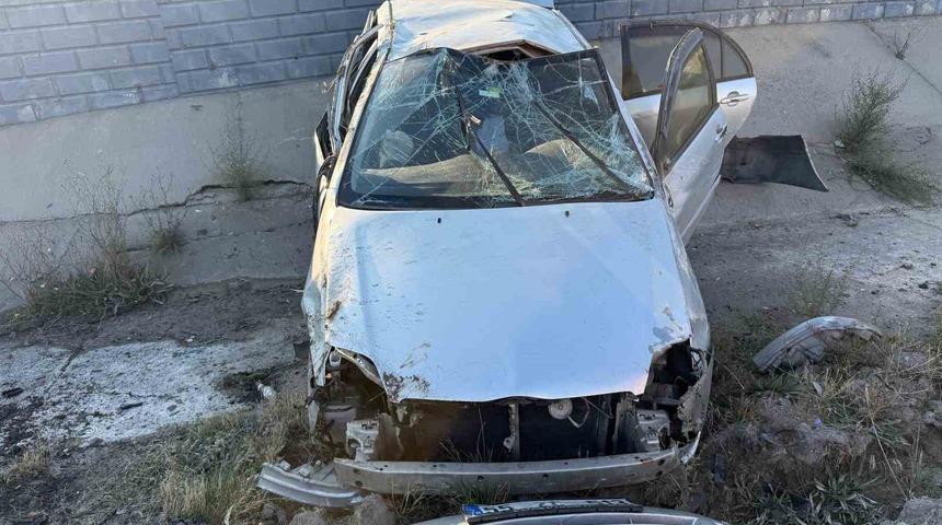 Yozgat&rsquo;ta ref&uuml;je &ccedil;arpan otomobil devrildi, 3 kişi yaralandı