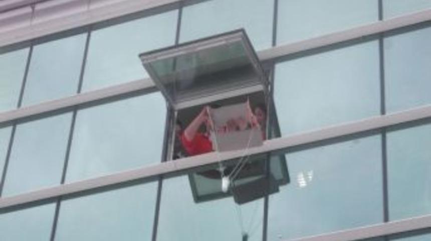 &Ouml;ğrenciler, &uuml;&ccedil;&uuml;nc&uuml; kattan yumurta attılar ama kırılmadı