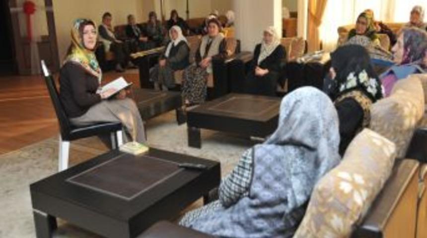 Huzurevindeki yaşlılara kitap okuyorlar