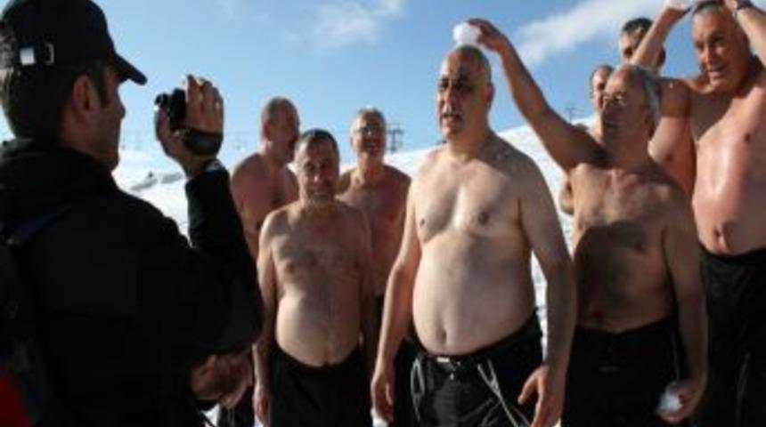 Kar yağışına en &ccedil;ok kar kaplanları sevindi