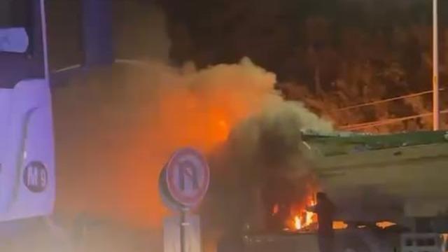 Arnavutköy’de hafriyat kamyonu alev topuna döndü