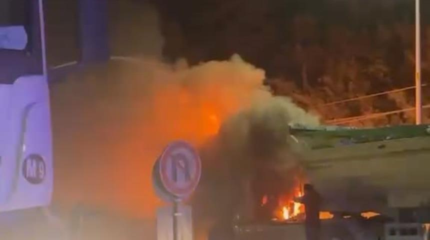 Arnavutk&ouml;y&rsquo;de hafriyat kamyonu alev topuna d&ouml;nd&uuml;