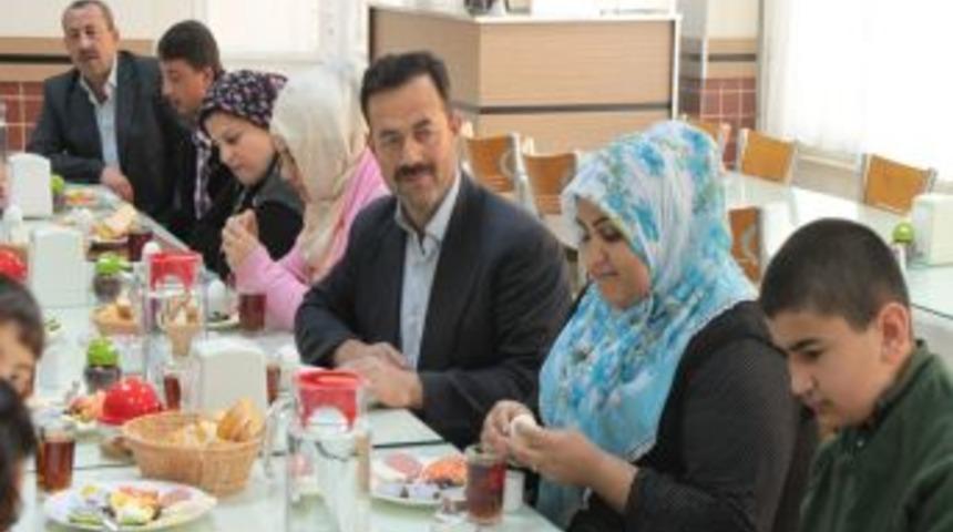 Beş depremzede aile İzmir Orman B&ouml;lge M&uuml;d&uuml;rl&uuml;ğ&uuml; tesislerine yerleştirildi