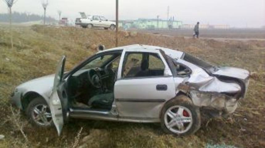 Direksiyon hakimiyetini kaybeden s&uuml;r&uuml;c&uuml; tarlaya u&ccedil;tu: Bir yaralı