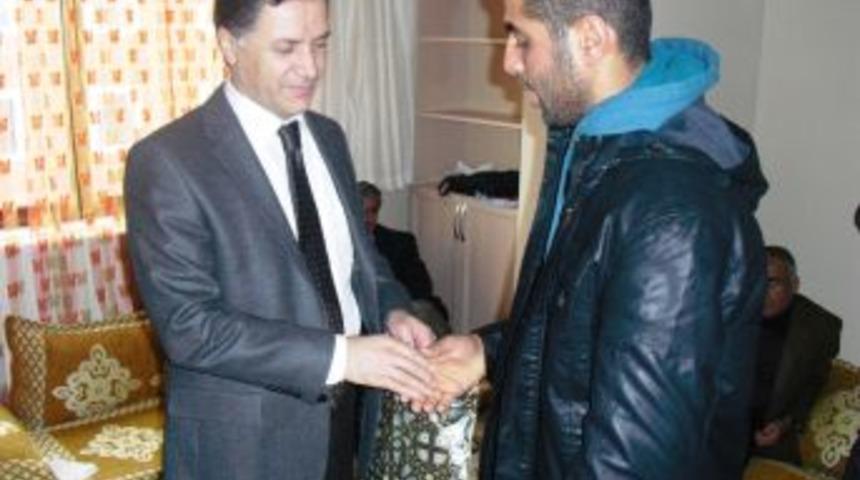 Vali askere giden gen&ccedil;lerle bir araya geldi