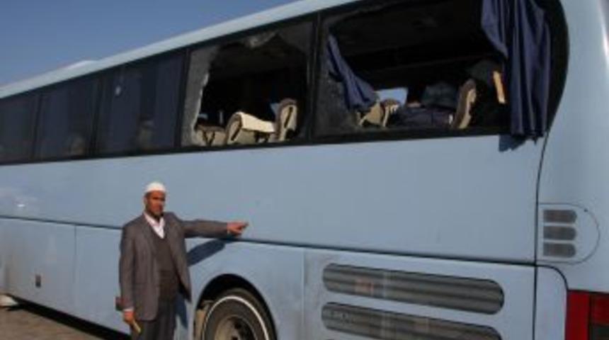 Suriye askerleri T&uuml;rk hacıları taşıyan otob&uuml;slere saldırdı