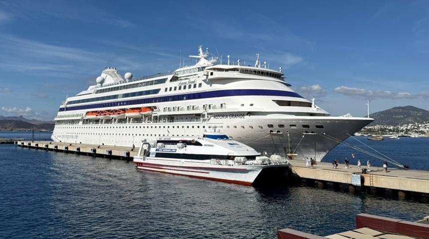"Astoria Grande" kruvaziyeri Marmaris'e 447 turist getirdi