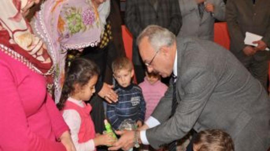 Vali Yenigün, depremzede aileleri ziyaret etti