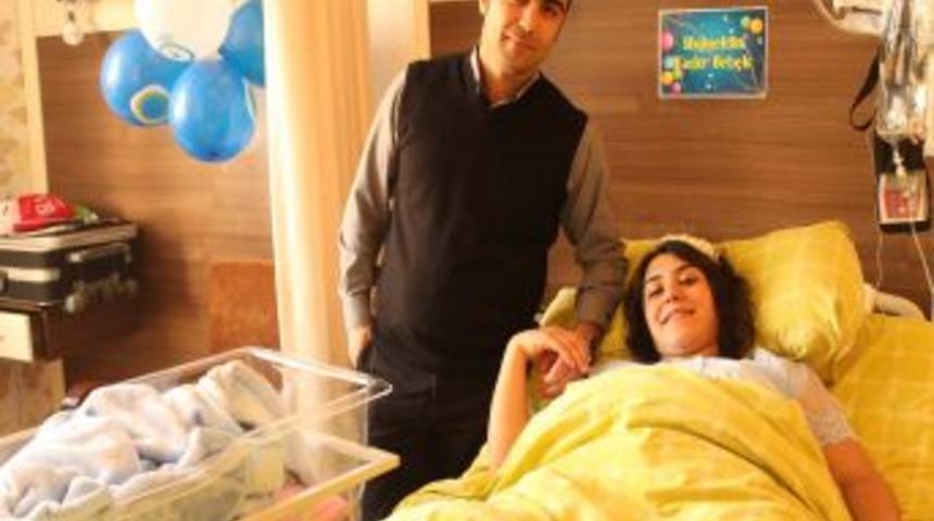 Bebeğini, doğduğu hastanede d&uuml;nyaya getirdi