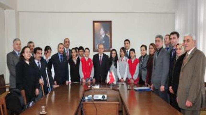 İnsan Hakları'nı anlatıp &ouml;d&uuml;l kazandılar