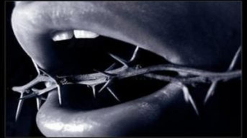 Kendi futbolcusuna k&uuml;f&uuml;r isyan ettirdi