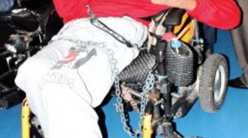 Spastik engelli oğlu i&ccedil;in apartmanın dışına asans&ouml;r kurmuş