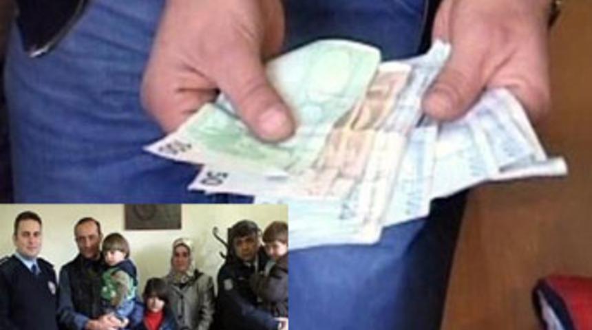 Depremzede aile bulduğu parayı teslim etti