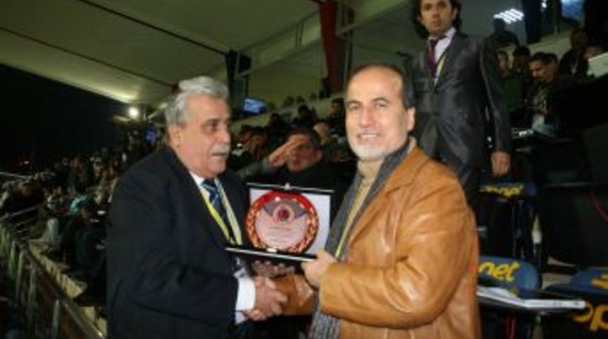 Mersin İdmanyurdu'na plaket