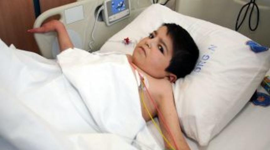 Depremzede &ccedil;ocuğun b&ouml;breği Antalya&rsquo;da nakledildi