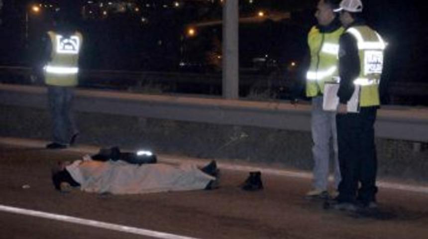 Otobanda karşıya ge&ccedil;meye &ccedil;alıştı, canından oldu