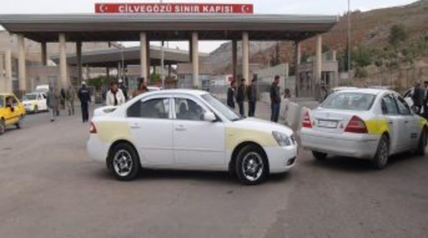 T&uuml;rk taksi şof&ouml;rleri Cilveg&ouml;z&uuml; sınır kapısında eylem yaptı