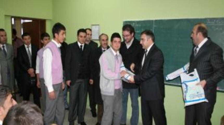 Aziziye Belediyesi, &uuml;niversiteye hazırlanan &ouml;ğrencilere hazırlık kitabı dağıttı