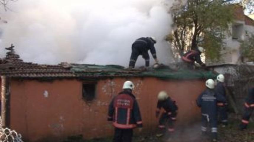 Komşusunun yanan evi i&ccedil;in g&ouml;zyaşı d&ouml;kt&uuml;