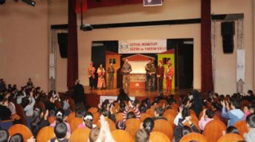 400 &ouml;ğrenci ilk kez tiyatro keyfi yaşadı