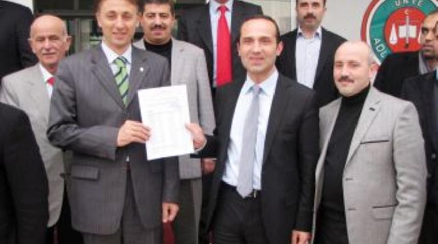 AK Parti &Uuml;nye İl&ccedil;e Başkanı Ahmet &Ccedil;amyar mazbatasını aldı