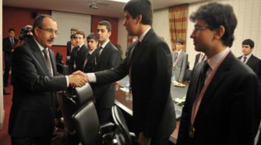 Samanyolu'nun şampiyon &ouml;ğrencileri Bakan Din&ccedil;er&rsquo;i ziyaret etti