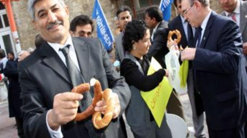 Valilikteki a&ccedil;ıklamaya izin verilmeyince basın metnini yırttılar