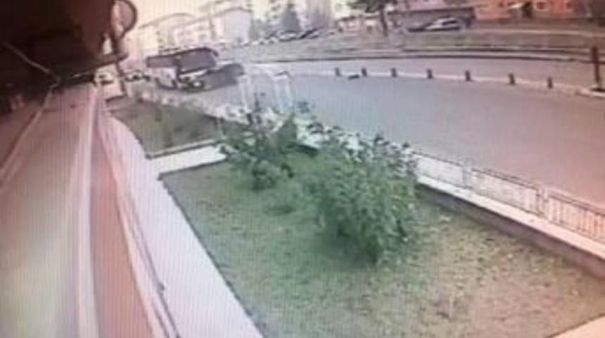 İş&ccedil;i taşıyan otob&uuml;sle otomobilin &ccedil;arpışması g&uuml;venlik kamerasında